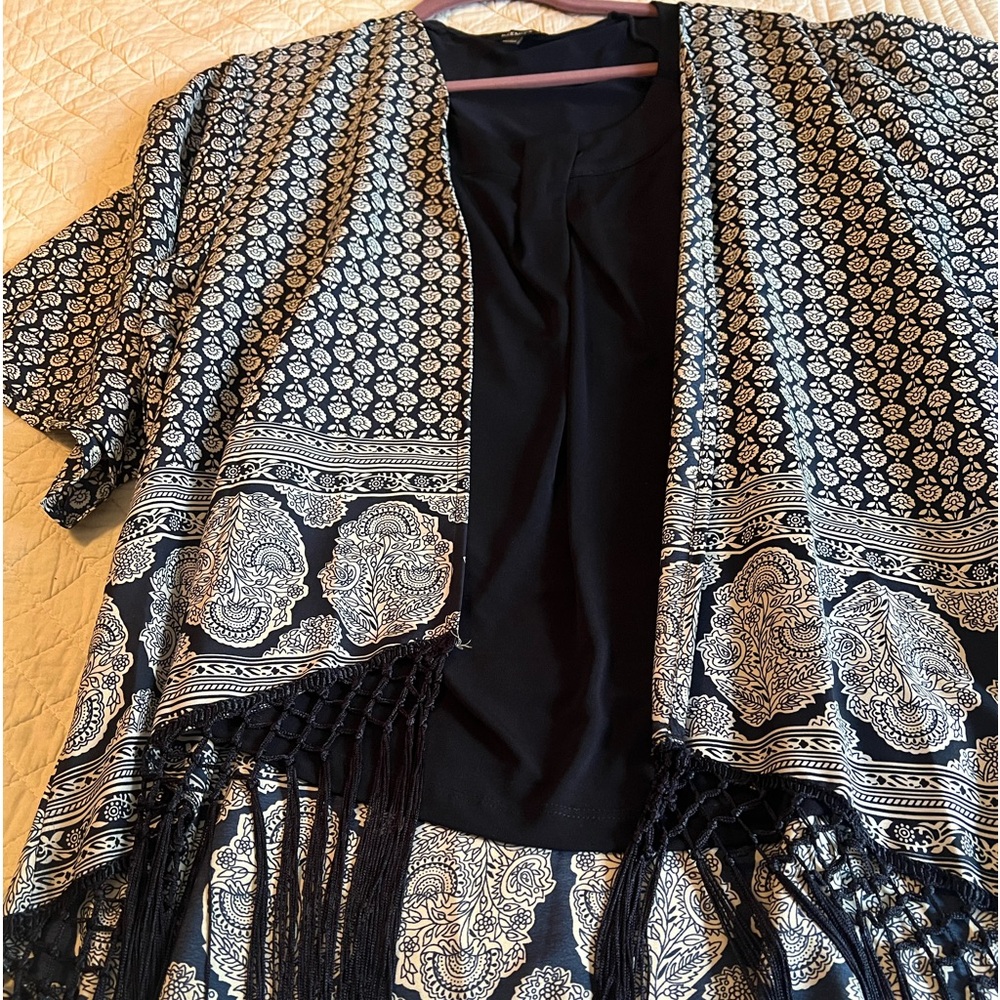 Navy short sleeve top with print shrug